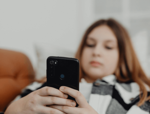 نحن مدمنون على التمرير: كيف تؤثر وسائل التواصل الاجتماعي على صحتنا النفسية